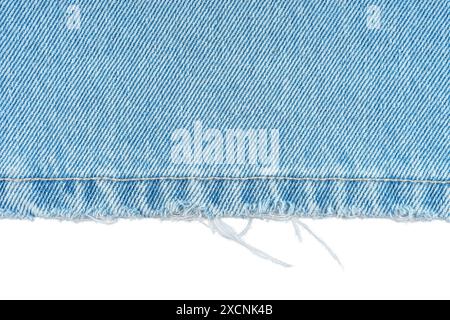 Blaue Jeans Jeans Hosenrand isoliert auf weißem Hintergrund, Nahaufnahme, Makro. Zerrissene Jeans stich, zerstört, zerrissen. Tapete, Hintergrund, Designdetails. Stockfoto