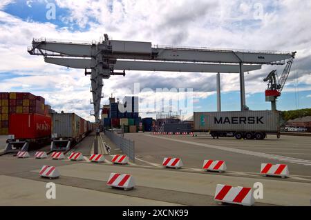 Regensburger Hafen bzw Westhafen. Foto: Das IGS - CTR Containerterminal Regensburg. Intermodular, zwischen Oberpfalz und Elbe fährt 6x pro Woche ein Container-Shuttlezug von Regensburg zum Hamburger Hafen. Die Züge bzw Bahn zum Hafen Hamburg fahren über Köln, bzw Nürnberg, Aschaffenburg, Schweinfurt zum Zielbahnhof Hamburg *** Hafen Regensburg oder Westhafen Foto das IGS CTR Containerterminal Regensburg intermodular, zwischen Oberpfalz und Elbe, 6 Mal pro Woche verkehrt ein Containershuttle von Regensburg zum Hamburger Hafen die Züge oder Züge zum Hamburger Hafen fahren V Stockfoto