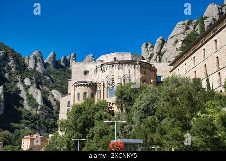 BARCELONA, SPANIEN. August 2022. Montserrat, der Berg, bietet schroffe Gipfel, atemberaubende Ausblicke, ein Benediktinerkloster, und zieht Wanderer und p Stockfoto