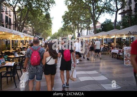 SINGAPUR STADT, SINGAPUR. Februar. 2024. Eine belebte Straße mit Leuten, die herumlaufen und Rucksäcke tragen. Die Atmosphäre ist lebhaft und geschäftig. Stockfoto