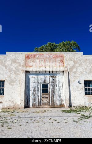 Ruinen von Allens Garage, erbaut in den 1950er Jahren an der historischen Route 66, Blue Water, New Mexico, USA Stockfoto