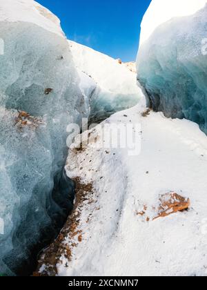 Eine atemberaubende Winterlandschaft auf dem Weg zum Bogdanovich-Gletscher in Kasachstans Almaty Tian Shan-Gebirge. Der Weg schlängelt sich durch einen blauen Eiskorridor Stockfoto