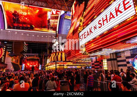 Zuschauer beobachten ein Konzert der Rockband Seether und Neonschilder an der Fassade des Fremont Hotel & Casino, Fremont Street Experience, Las Vegas, Nevada, USA Stockfoto