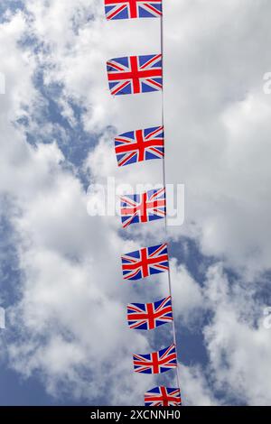 Ich schaue auf Union Jack, wie er gegen den Himmel wehte Stockfoto