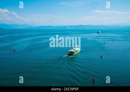 Friedrichshafen, Deutschland, 19. Juni 2023, Blick aus der Vogelperspektive auf der grünen Fähre fridolin, Abfahrt vom Hafen über das endlose blaue Seenwasser Stockfoto