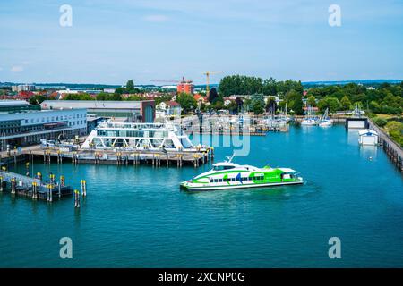 Friedrichshafen, Deutschland, 19. Juni 2023, Green Ferry rief fridolin im Hafen der Stadt an und startete ihre Kreuzfahrt mit Menschen im Sommer Stockfoto