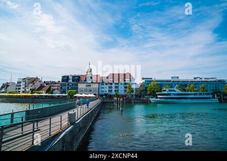 Friedrichshafen, Deutschland, 19. Juni 2023, historische Promenade neben der riesigen Fähre, wo im Sommer Menschen entlang der Anlegestelle spazieren Stockfoto