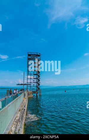 Friedrichshafen, Deutschland, 19. Juni 2023, beliebter Turm am Hafen der Stadt, der von Touristen besucht wird, die den Blick über den See und die Stadt in su genießen Stockfoto