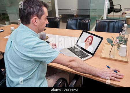 Geschäftsmann in einem Geschäftstreffen per Videoanruf. Arzt, der ihren Patienten per Konferenzgespräch betreut. Stockfoto
