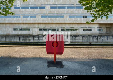 Rettungsschwimmer an einer Seitenwand des Kopenhagener Opernhauses am Ufer des inneren Hafens. Neo-Futurismus-Stil, entworfen vom Architekten Henning Larsen. Stockfoto