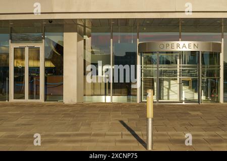 Kopenhagener Oper am Ufer des inneren Hafens. Neo-Futurismus-Stil, entworfen vom Architekten Henning Larsen. Stockfoto