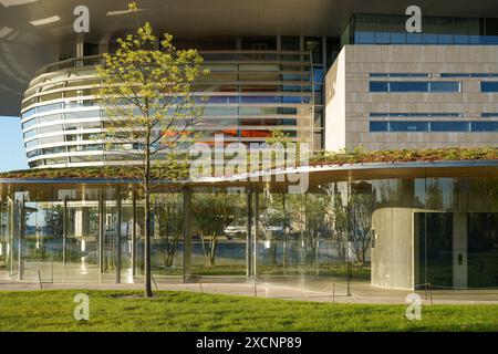 Kopenhagener Oper am Ufer des inneren Hafens. Neo-Futurismus-Stil, entworfen vom Architekten Henning Larsen. Stockfoto