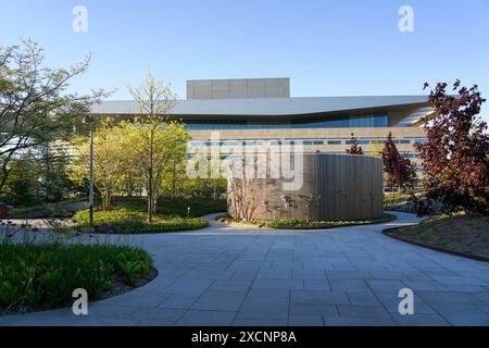 Kopenhagener Oper am Ufer des inneren Hafens. Neo-Futurismus-Stil, entworfen vom Architekten Henning Larsen. Stockfoto