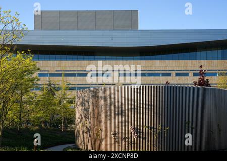 Kopenhagener Oper am Ufer des inneren Hafens. Neo-Futurismus-Stil, entworfen vom Architekten Henning Larsen. Stockfoto