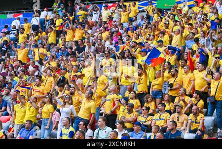 Rumänische Fans feiern und jubeln waehrend des Spiels der UEFA EURO 2024 - Gruppe E zwischen Rumänien und Ukraine, Fussball Arena München am 17. Juni 2024 in München, Deutschland. Foto von Silas Schueller/DeFodi Bilder rumänische Fans jubeln und feiern beim Spiel der UEFA EURO 2024 - Gruppe E zwischen Rumänien und der Ukraine am 17. Juni 2024 in München. Foto: Silas Schueller/DeFodi Images Defodi-738 738 ROUUKR 20240617 269 *** rumänische Fans jubeln und feiern beim Gruppenspiel der UEFA EURO 2024 zwischen Rumänien und der Ukraine, München Football Arena am 17. Juni, Stockfoto