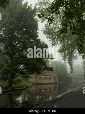 Vertikales Bild des Ashley Terrace Boathouse im Edinburgh Union Canal an einem nebeligen Tag mit zwei alten Ruderbooten Stockfoto