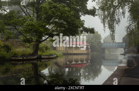 Bild des Ashley Terrace Boathouse im Edinburgh Union Canal an einem nebeligen Tag mit zwei alten Ruderbooten Stockfoto