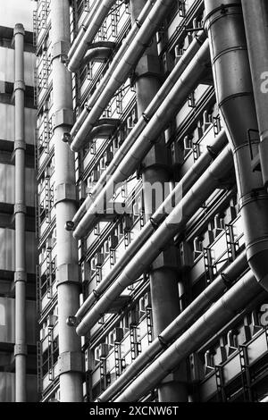 Eine Nahaufnahme des Äußeren des Lloyds of London Gebäudes in England, Großbritannien in Schwarzweiß Stockfoto