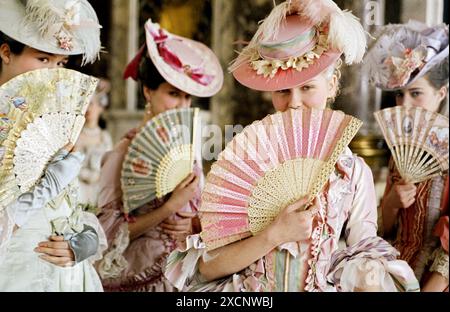 Marie Antoinette Jahr: 2006 USA Regie: Sofia Coppola Mary Nighy, IO Bottoms, Kirsten Dunst, Céline Sallette auf redaktionelle Verwendung beschränkt. Weitere Informationen zu Einschränkungen finden Sie in der Überschrift. Foto: Leigh Johnson. Es ist verboten, das Foto aus dem Kontext der Werbung für den Film zu reproduzieren. Sie muss der Filmgesellschaft und/oder dem Fotografen gutgeschrieben werden, der von der Filmgesellschaft zugewiesen oder von der Filmgesellschaft autorisiert wurde/für das Set zugelassen wurde. Beschränkt auf redaktionelle Verwendung. Photo12 gewährt den vertretenen Personen keine Publizitätsrechte. Quelle: Photo12/7e Art/Columbia Pictures Stockfoto