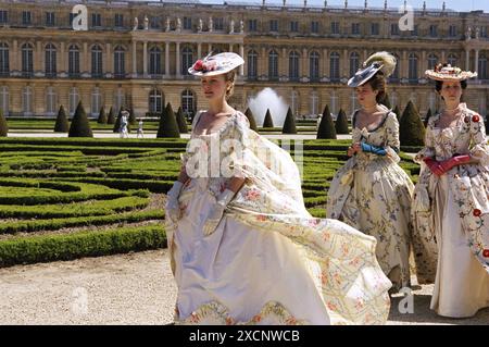 Marie Antoinette Jahr: 2006 USA Regie: Sofia Coppola Kirsten Dunst, Céline Sallette, IO Bottoms beschränkt auf redaktionelle Verwendung. Weitere Informationen zu Einschränkungen finden Sie in der Überschrift. Foto: Leigh Johnson. Es ist verboten, das Foto aus dem Kontext der Werbung für den Film zu reproduzieren. Sie muss der Filmgesellschaft und/oder dem Fotografen gutgeschrieben werden, der von der Filmgesellschaft zugewiesen oder von der Filmgesellschaft autorisiert wurde/für das Set zugelassen wurde. Beschränkt auf redaktionelle Verwendung. Photo12 gewährt den vertretenen Personen keine Publizitätsrechte. Quelle: Photo12/7e Art/Columbia Pictures Stockfoto