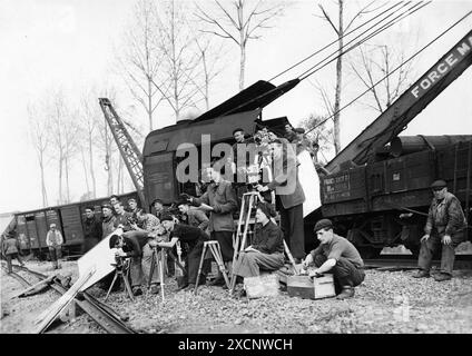 La Bataille du Rail Jahr: 1946 Frankreich Regie: René Clément René Clément Drehfoto Palme d'Or Cannes nur für redaktionelle Zwecke. Weitere Informationen zu Einschränkungen finden Sie in der Überschrift. Foto: S. Allard. Es ist verboten, das Foto aus dem Kontext der Werbung für den Film zu reproduzieren. Sie muss der Filmgesellschaft und/oder dem Fotografen gutgeschrieben werden, der von der Filmgesellschaft zugewiesen oder von der Filmgesellschaft autorisiert wurde/für das Set zugelassen wurde. Beschränkt auf redaktionelle Verwendung. Photo12 gewährt den vertretenen Personen keine Publizitätsrechte. Quelle: Photo12/7e Art/Coopérative Générale du Cinéma Francais Stockfoto