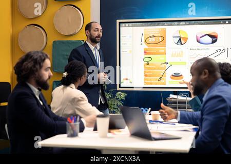 Das Marketing-Team nimmt an einer Informationskonferenz Teil, um Aktualisierungen zu behördlichen Änderungen oder Branchenstandards zu überprüfen. Geschäftsleute prüfen alle Statistiken zur Datenanalyse. Stockfoto