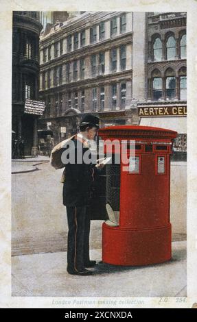 Briefträger in späten viktorianischen London, Briefe sammeln von a Royal Mail Briefkasten (Säule) ca. 1890 Stockfoto