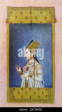 Mughal Porträt einer Prinzessin am Fenster Holding ein Juwel gesehen. Sie Gesichter verlassen und befindet sich in einem durchsichtigen Gewand über einen blühenden Rock gekleidet. Sie ist reich, Bejeweled und trägt ein hohes Gold blühenden Hut mit einem schwarzen aigrette und einem durchsichtigen Schleier über ihre Schultern fallen; die Fenster blind vor ihr und den Hängenden drapiert über dem Schweller sind mit Blumen auf einem goldenen Boden eingerichtet, auf einem Album Leaf mit einer Grenze von silbernen und vergoldeten Blättern auf ein dunkles Blau Masse, vier Zeilen der Nasta'liq Kalligraphie auf die Verso auf Gold und Silber. Vom 18. Jahrhundert Stockfoto