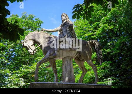 Frankreich, Region Ile de France, 4. Arrondissement Paris, Le Marais, Place des Vosges, Garten, Statue Ludwigs XIII. im Jahre 1821 von Jean-Pierre Cortot nach einem Modell von Charles Dupaty geschaffen Stockfoto