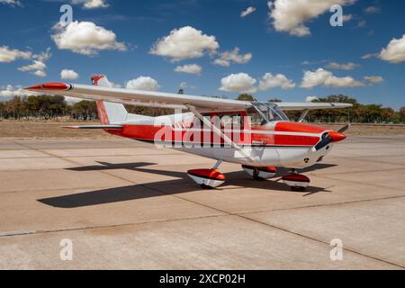 Ein kleines Flugzeug landete auf dem Flughafen und war bereit zu gehen Stockfoto