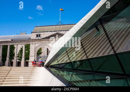 Außenansicht des Victoria & Albert Museum und Cafés in South Kensington in London, England, Großbritannien Stockfoto