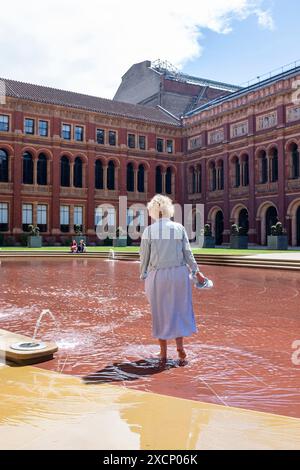 Paddeln Sie im Gartenbrunnen im Victoria & Albert Museum in South Kensington in London, England, Großbritannien Stockfoto