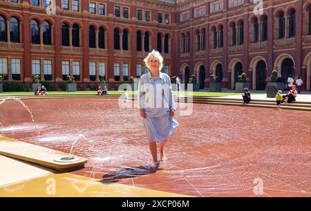 Paddeln Sie im Gartenbrunnen im Victoria & Albert Museum in South Kensington in London, England, Großbritannien Stockfoto