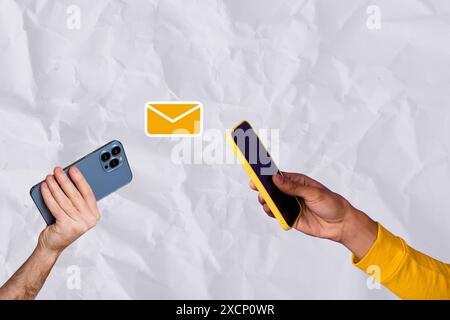 Kreative Bildcollage menschliche Hände halten Smartphones Fernkommunikation Nachrichten App Umschlag E-Mail Empfangen Senden soziale Medien Stockfoto
