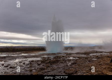 Strokkur Geysir bricht aus, Springbrunnengeysir im Geothermiegebiet Islands, keine Menschen. Stockfoto