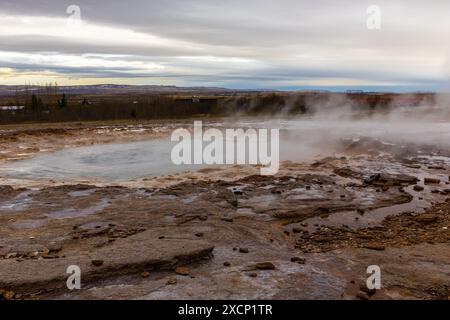 Strokkur Geysir Pool bevor es zu dampfenden vulkanischen heißen Quellen in Geysir Geothermie im Haukadular Valley, Island. Stockfoto