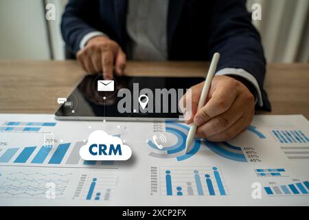 crm-Analyst verwendet einen Computer und ein Dashboard für Customer Relationship Management Stockfoto