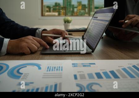 Business man Trader Investor Planning Analyst Finanzkartendaten-Analyse-Dashboard auf Papier Stockfoto