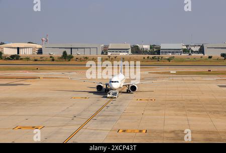 Flugzeugschlepper, Maschine zum Zurückschieben des Flugzeugs auf Rollweg in Bodenabfertigungsdiensten. Stockfoto