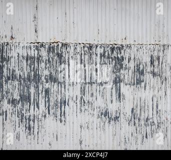 Alterndes Eisen wird zu Rost, rostigem Metall, rostiger Metallstruktur, Rost und oxidiertem Metall Lack darüber mit weiß. Stockfoto