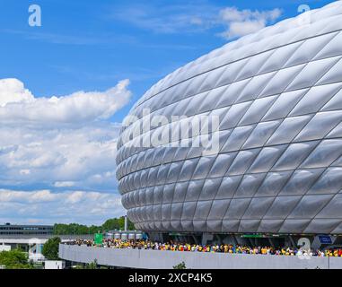 Besucher vor dem Stadion, UEFA EURO 2024 - Gruppe E, Rumänien vs Ukraine, Fussball Arena München am 17. Juni 2024 in München, Deutschland. Foto von Silas Schueller/DeFodi Bilder Besucher und Fans gehen zum Stadion, UEFA EURO 2024 - Gruppe E, Rumänien vs Ukraine, München Football Arena am 17. Juni 2024 in München. Foto: Silas Schueller/DeFodi Images Defodi-738 738 ROUUKR 20240617 458 *** Besucher vor dem Stadion, UEFA EURO 2024 Gruppe E, Rumänien gegen Ukraine, Münchener Fußballarena am 17. Juni 2024 in München Foto: Silas Schueller DeFodi Images Besucher und Fans laufen zu t Stockfoto