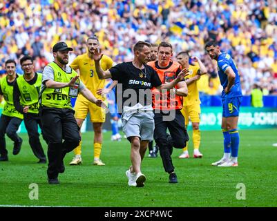Ein Flitzer wird auf dem Platz von Ordnungskraeften gepackt, UEFA EURO 2024 - Gruppe E, Rumänien vs Ukraine, Fussball Arena München am 17. Juni 2024 in München, Deutschland. Foto von Silas Schueller/DeFodi Images Ein Streaker wird am 17. Juni 2024 in München von Stewards auf dem Platz gepackt, UEFA EURO 2024 - Gruppe E, Rumänien gegen Ukraine, München Football Arena. Foto: Silas Schueller/DeFodi Images Defodi-738 738 ROUUKR 20240617 499 *** Auf dem Platz wird Ein Streaker von Stewards gepackt, UEFA EURO 2024 Gruppe E, Rumänien gegen Ukraine, München Football Arena am 17. Juni 2024 in München, Deutschland Foto Stockfoto