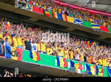 Fans von Rumaenien jubeln und feiern waehrend des Spiels der UEFA EURO 2024 - Gruppe E zwischen Rumänien und Ukraine, Fussball Arena München am 17. Juni 2024 in München, Deutschland. Foto von rumänischen Fans feiern und jubeln beim UEFA EURO 2024 - Gruppe E Spiel zwischen Rumänien und der Ukraine am 17. Juni 2024 in München. Foto: Defodi-738 738 ROUUKR 20240617 494 *** rumänische Fans jubeln und feiern während des UEFA EURO 2024 Gruppenspiels zwischen Rumänien und der Ukraine, Münchener Fußballarena am 17. Juni 2024 in München, Deutschland Foto von rumänischen Fans feiern Stockfoto