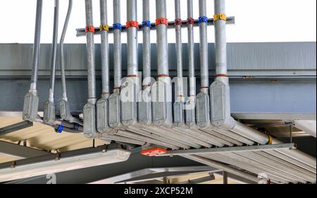 Stahlrohrbefestigung, Stromrohre an einer Betonwand und -Decke in modernem Gebäude, Loft-Design oder Konzept. Stockfoto