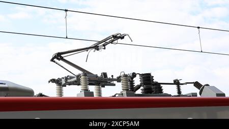 Stromabnehmer eines elektrischen Zuges, der den Zug mit dem Oberleitungskabel verbindet. Stockfoto