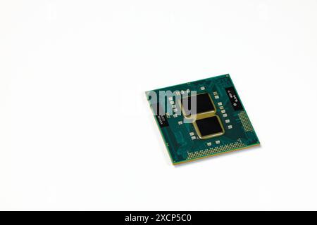 Nahaufnahme der Hochleistungs-CPU oder zentralen Prozessoreinheit oder des Computerprozessors auf weißem Hintergrund. Stockfoto