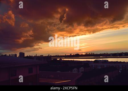 Sturmwolken bei Sonnenuntergang über East London Stockfoto