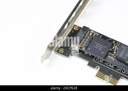 Nahaufnahme Speicher-Controller-PCIe-Karte mit mit NVMe-Speicherisolierung auf weißem Hintergrund. Stockfoto