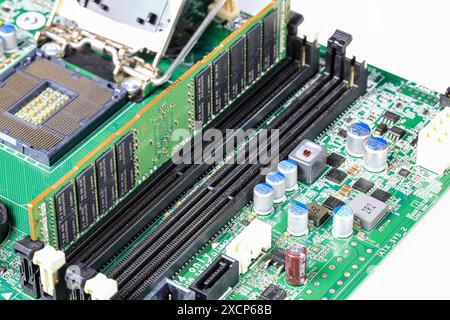 Reparatur von Arbeitsstationen oder Computerservern, installiert das Gerät - ECC-Speicher ( RAM ) einlegen gesperrt, Computerreparaturkonzept Nahansicht, Hardware. Stockfoto