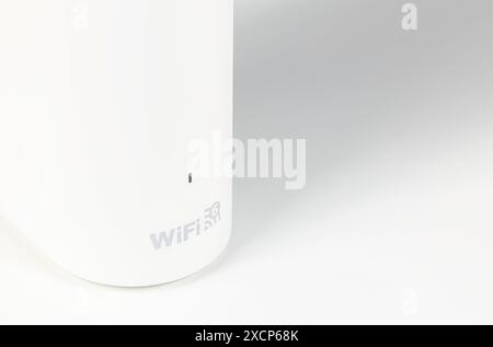 Nahaufnahme des Dualband-wlan-6-Routers auf weißem Tisch. Stockfoto